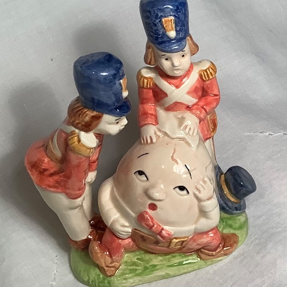 Humpty Dumpty porcelain figure by Quon Quon. “Once Upon A Time” - Picture 2 of 4